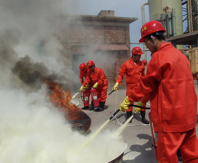 救援人員正在進(jìn)行滅火演練